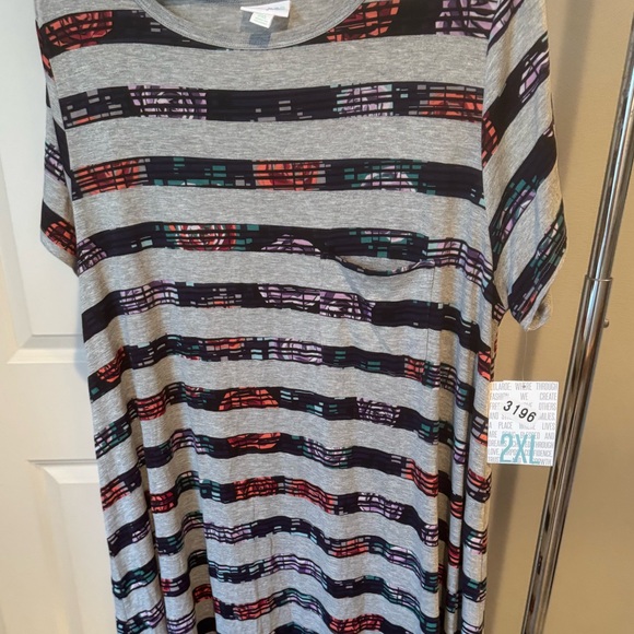 2XL Carly Lularoe dress floral pattern with heather gray stripes & pocket NWT - Picture 3 of 4